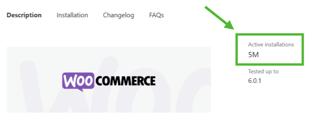 Plugin WooCommerce, dengan tanda panah yang mengarah ke nomor instalasi aktif.