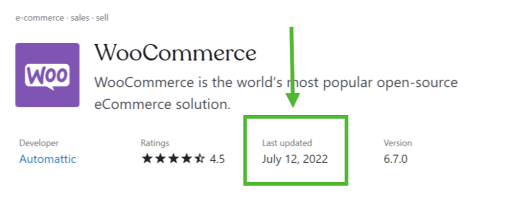 O plugin WooCommerce, com uma seta que aponta para a data da última atualização.