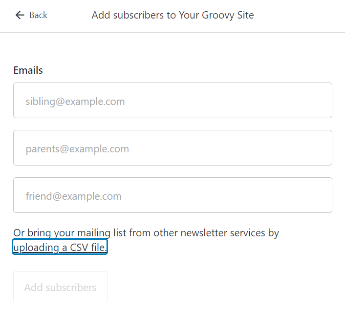 Fitur Tambahkan Pelanggan menampilkan tiga kotak kosong untuk alamat email. Di bagian bawahnya terdapat tautan untuk mengunggah berkas CSV.