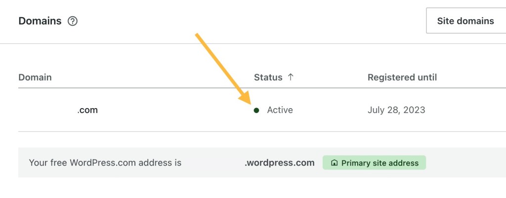 Ein Pfeil zeigt auf den Domain-Status, der „Aktiv“ lautet.