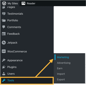O painel do WordPress.com com uma caixa ao redor do item do menu Ferramentas e uma seta apontando para o submenu Marketing.