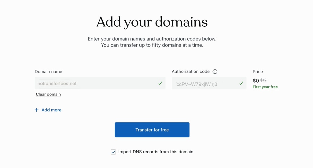 Указаны доменное имя и код авторизации, отображается кнопка «Перенести бесплатно».